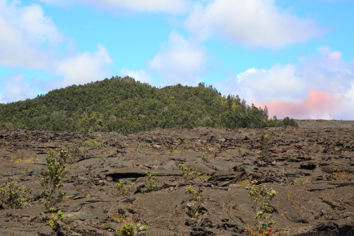 180503-マウナウル溶岩原とプウオオからのピンク色の噴煙.JPG